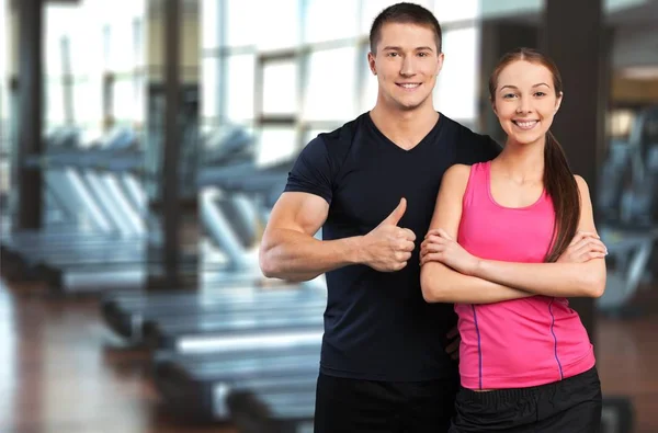 Pareja deportiva en el gimnasio —  Fotos de Stock