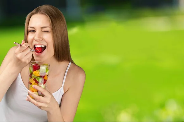 Jovem mulher comendo frutas — Fotografia de Stock