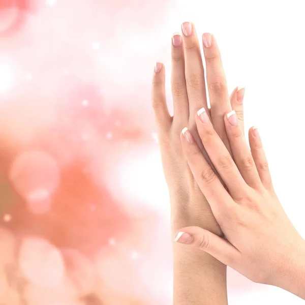여자의 손톱으로 프랑스 매니큐어 — 스톡 사진
