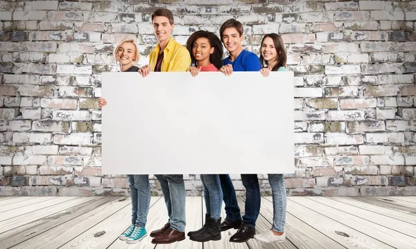 Estudantes com cartão em branco — Fotografia de Stock