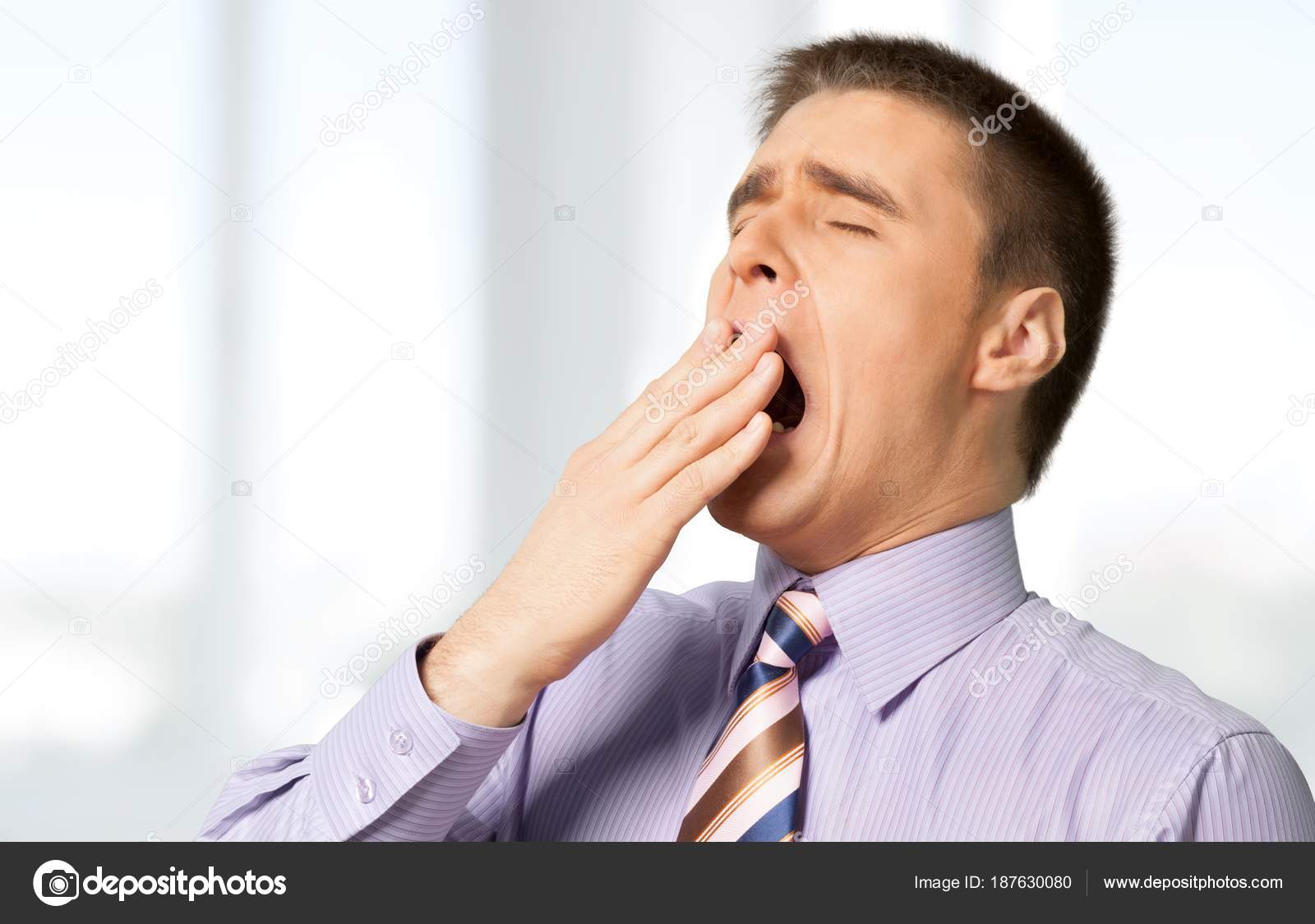 Человек зевает и тянется. Зевание людей. Мужик зевает. Человек зевнул. Мужик зевает.