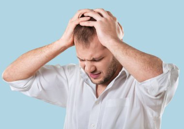 Arka plan üzerinde takım elbiseli emin yakışıklı işadamı