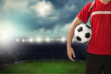 Futbol topu tutan adam