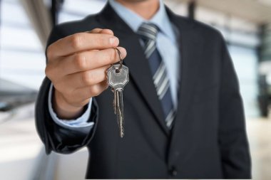 İşadamı Close-Up anahtar, iş kavramı holding takım elbiseli 