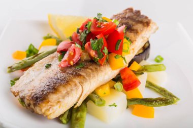 Beyaz plaka beyaz arka plan üzerinde izole lezzetli balık 