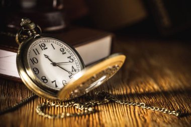 Eski cep saati arka plan üzerine açık