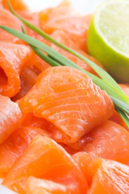 arka plan üzerinde limonlu taze Çiğ somon