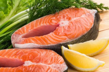 arka plan üzerinde limonlu taze Çiğ somon