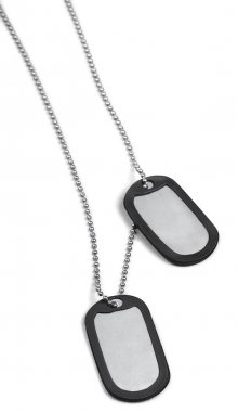 Kimlik etiketleri zinciri ile yakın çekim 