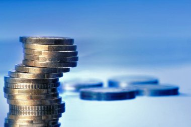 Altın sikke üzerinde izole arka plan yığını 