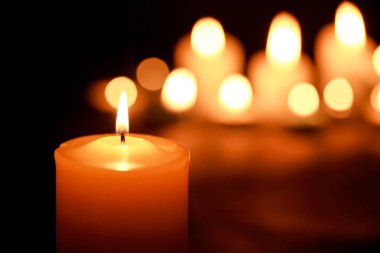 Geceleri yanan Noel mumlar