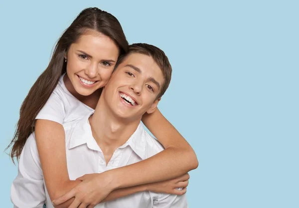Portret Van Gelukkige Jonge Paar Blauwe Achtergrond — Stockfoto