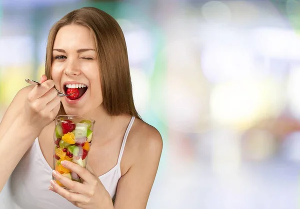 Jovem mulher comendo frutas — Fotografia de Stock