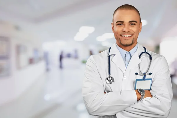Junge Selbstbewusste Gutaussehende Ärztin Mit Klinik Hintergrund — Stockfoto