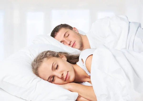 Pareja joven durmiendo — Foto de Stock