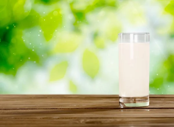 Gros Plan Boissons Fraîches Savoureuses Verre Sur Une Table Bois — Photo