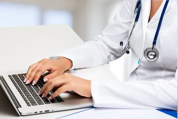 Donna medico utilizzando il computer portatile — Foto Stock