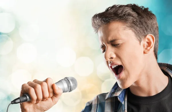 Τραγουδιστής άνθρωπος με μικρόφωνο — Φωτογραφία Αρχείου
