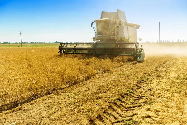 Machine op boerderij veld combineren — Stockfoto