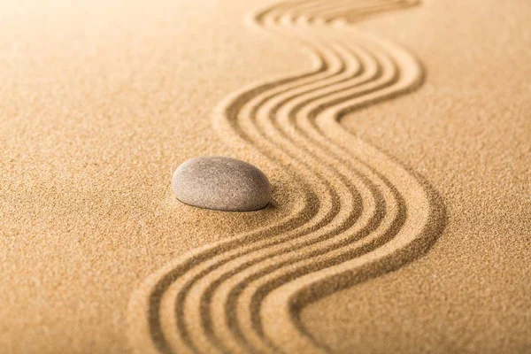 Piedra Zen en la arena . —  Fotos de Stock