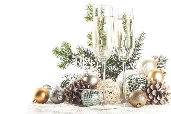 Niedliche Weihnachtsdekoration Mit Zwei Gläsern Champagner Auf Weißem Hintergrund — Stockfoto