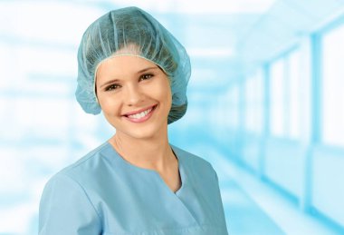 Gülümseyen hemşire