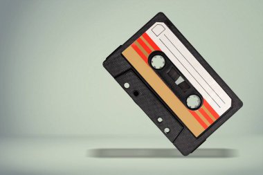 Gri arkaplanda retro ses kaseti