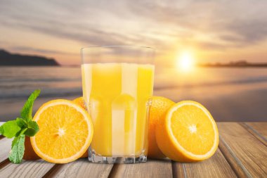 yakın çekim cam masada lezzetli taze portakal suyu 