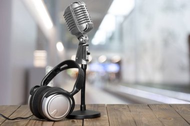 Retro tarzı mikrofon ve kulaklıklar 