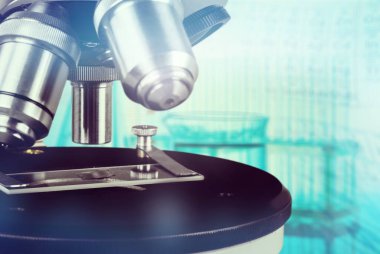 Laboratuvara yakın görüntüde tıbbi mikroskop