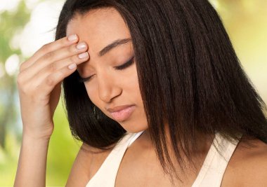 Genç ve güzel bir kadın baş ağrısı çekiyor. 