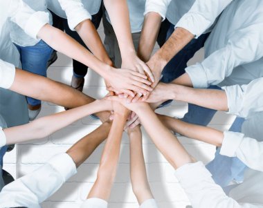 Genç insanların üst görüntüsünü kapat