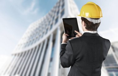 Kask ve dijital tabletli mühendis