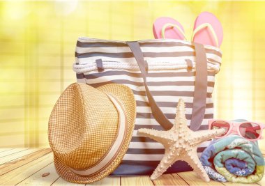 Ahşap arka planda plaj aksesuarları 