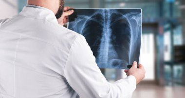 erkek Doktor Röntgen incelenmesi