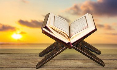 Kutsal İncil 'i ahşap masada açık bir kitap.