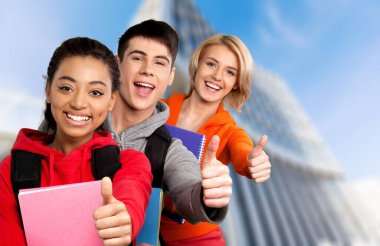 Genç öğrenciler başparmak işareti yapıyor. 