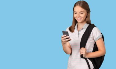 telefon ile genç bayan