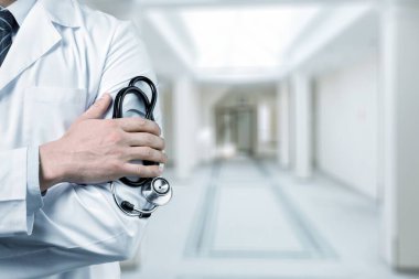 arka plan üzerinde stetoskop ile genç doktor 