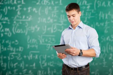 Sınıfta dijital tabletli bir adam var..