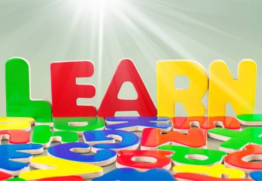 Kelime plastik harflerle öğrenilir.