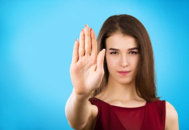 genç kadın gösteren dur işareti 