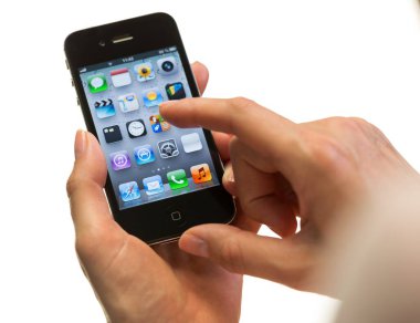 WARSZAWA, POLAND - 12 Aralık 2014. Beyaz üzerine izole edilmiş gri alan renginde, New York iPhone 5 'leri tutan ve dokunan eller. iPhone bazı ülkelerde en çok satan telefon türüdür..