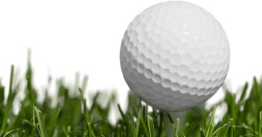 Yeşil çimenlerin üzerinde tee Golf topu