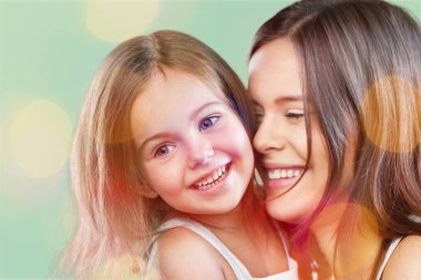 Mutlu anne-kız kucaklaşması