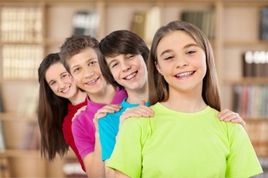 Bir grup çocuk beyazlar içinde yalnız poz veriyor.