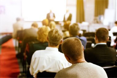 Konuşmacı ve konferans salonunun sunumu