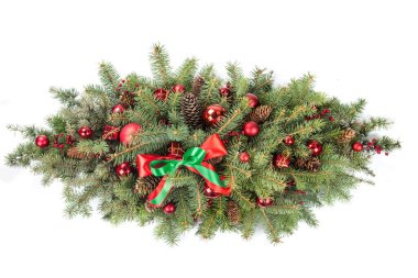 Köknar dalları ve kırmızı Noel toplarıyla Noel süslemesi