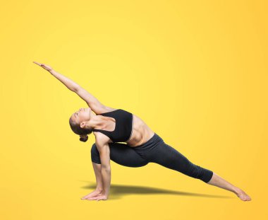 Yoga yapan genç kadın. 