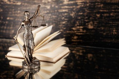 Tablo üzerinde hukuk ölçekler